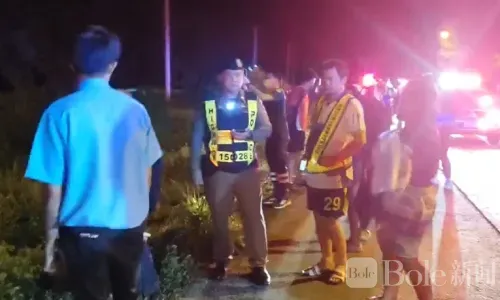 泰国长途巴士侧翻致25人受伤，司机酒驾瞌睡酿祸