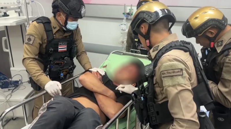 医院惊魂一幕！满身血男子竟携枪冲进急诊室